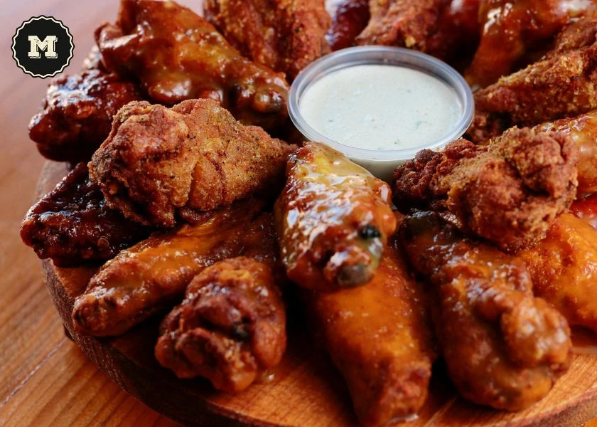 Chicken wings with yogurt sauce