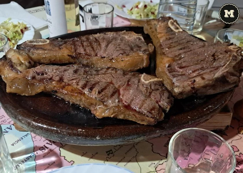 Chuleta de ternera a la piedra, cocinada en plato de barro 