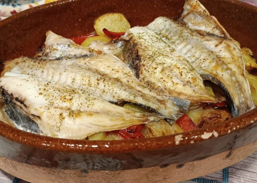 Dorada with baked potatoes