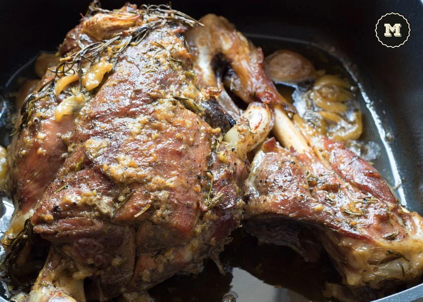 Lechazo asado en horno de leña