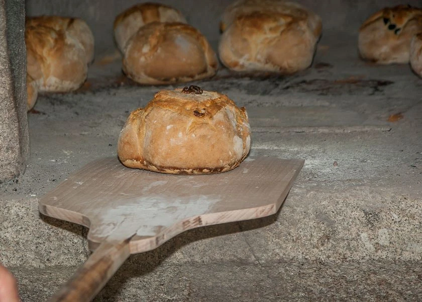 Pan casero en horno de barro