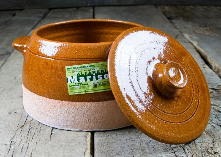 Round-shaped clay pan with lid